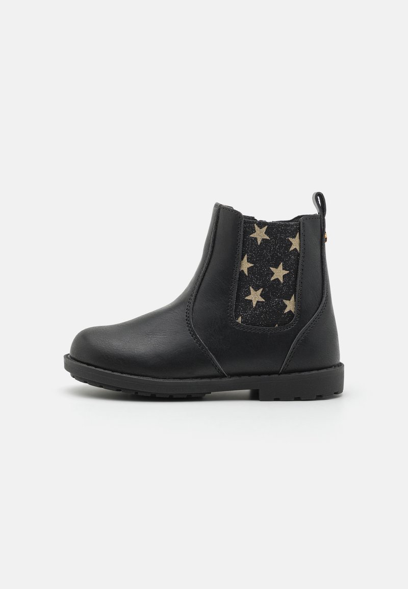 Botas de tobillo de cuero negro con un panel elástico lateral que presenta estrellas doradas sobre un fondo negro, superficie texturizada y puntera redondeada.