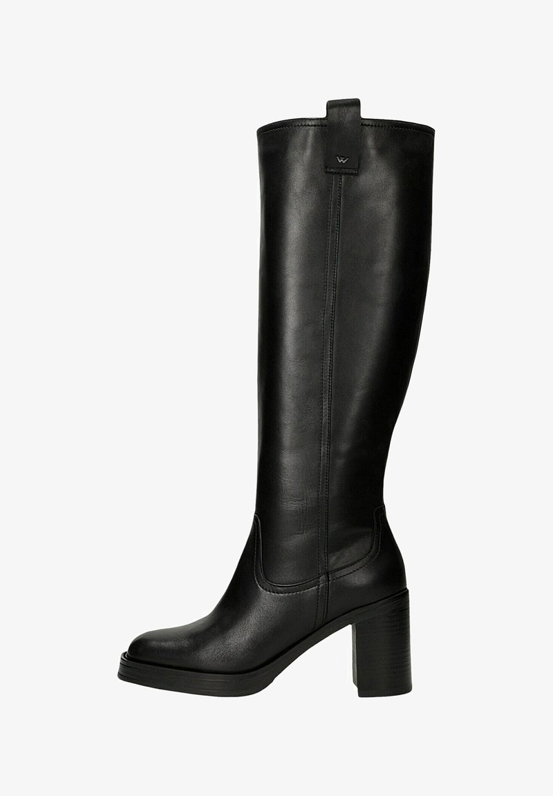 Czarny skórzany kozak do kolan z blokowym obcasem, okrągłym noskiem i pętlą na górze, ukazujący profil boczny.