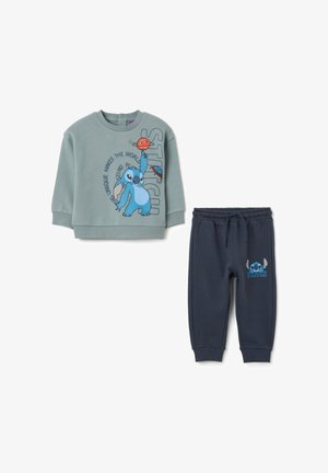 Conjunto de dos piezas para niños: sudadera verde clara con gráfico de Stitch en azul y texto, acompañada de pantalones de chándal oscuros con cordón que presentan a Stitch.