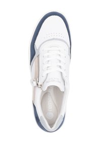 Weißer Sneaker mit blauen und beigen Akzenten, ausgestattet mit einem Reißverschluss, einem perforierten Design an der Zehenpartie und einer gepolsterten Innensohle.