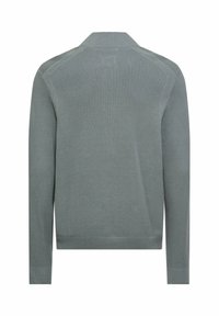 Grauer, gestrickter Pullover mit strukturiertem Muster, versehen mit einem gerippten Kragen und Bündchen sowie einem leichten Design, das sich gut zum Schichten eignet.