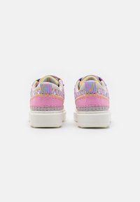 Textiel sneakers in roze, paarse en grijze tinten; beschikken over een geweven bovenkant en een witte rubberen zool. Contraststiksel accentueert het ontwerp.