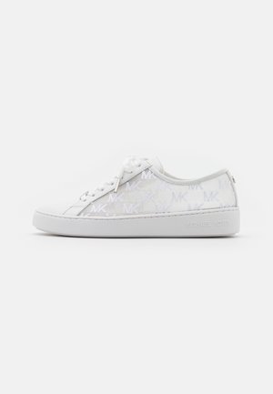 Hvid lavskaftet sneaker med snørebånd foran, gennemsigtige paneler med "MK" logoer og "Michael Kors" præget på den hvide sål.