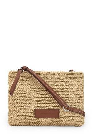 Rechteckige beige gewebte Crossbody-Tasche mit braunem verstellbarem Leder-Riemen und braunem Leder-Logo-Patch vorne.