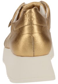 Guldmetallläder sneakers med vit gummisula. Har en texturerad yta, vadderad krage och sydda detaljer vid hälen.