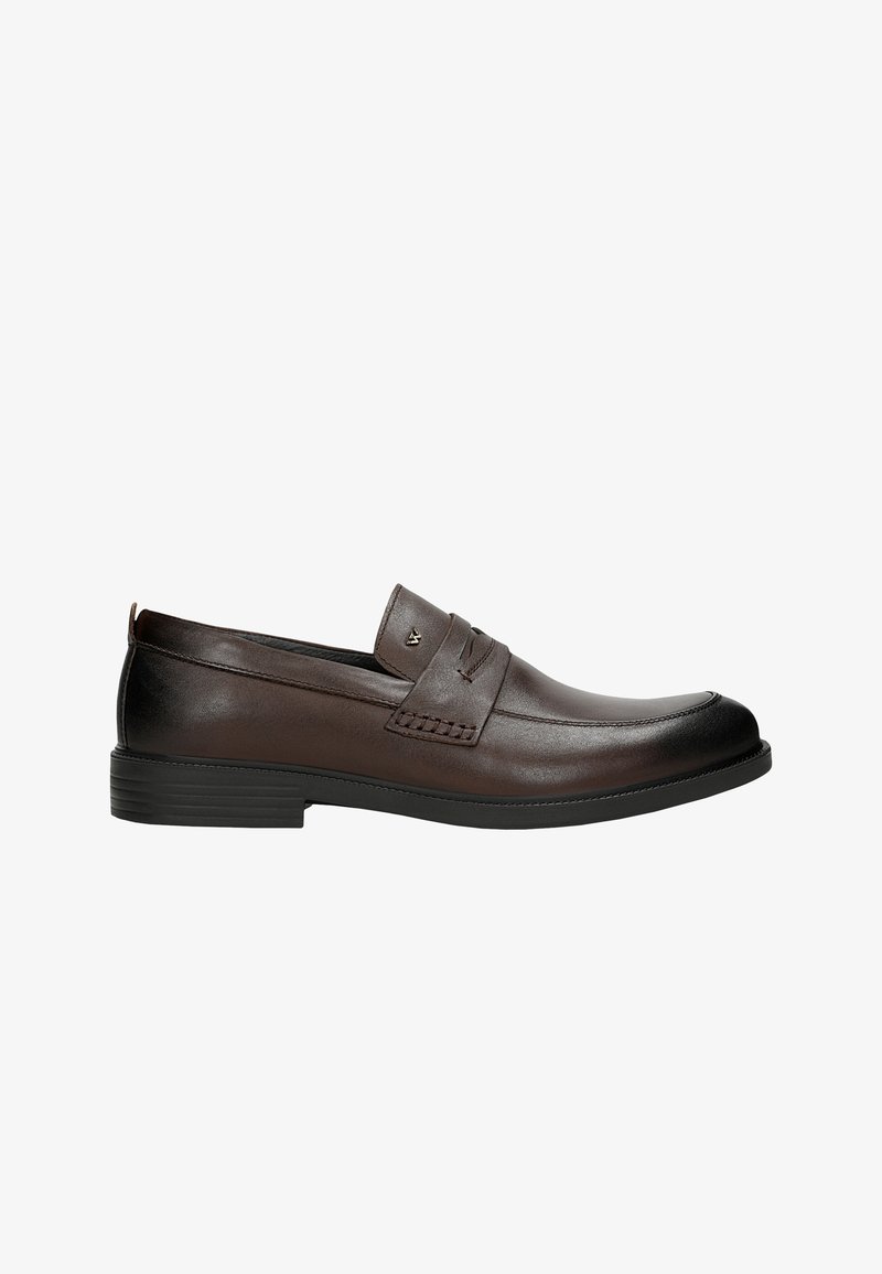 Bruine leren loafers met een gestikt ontwerp, een soepele textuur en een lage rubberen zool met een lichte hak. Geen zichtbare hardware accenten.