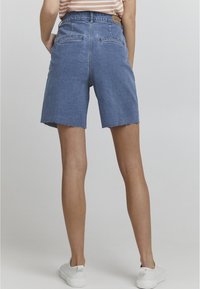 Oxmo OXFREYA REGULAR FIT - Farmer rövidnadrágok - mid blue denim