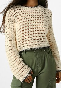 Bershka Strickpullover - off-white