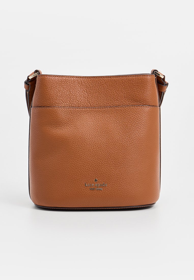 Borsa a tracolla in pelle marrone con finitura testurizzata, forma arrotondata, tracolla corta e logo metallico sul fronte.
