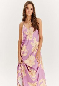 Fialové květinové maxi šaty se špagetovými ramínky, s velkými béžovými květinami a splývavou tkaninou s jemnou strukturou a volným designem.