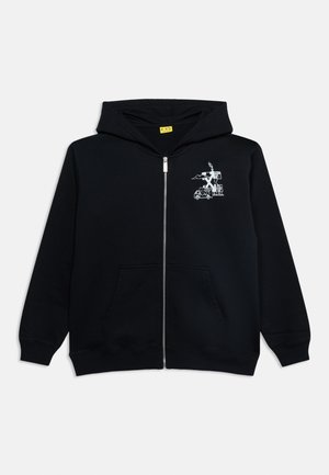 Crni hoodie s patentnim zatvaračem, prednjim džepovima i bijelom grafikom kamiona koji nosi znakove i zapaljenu baklju na lijevoj strani prsa.