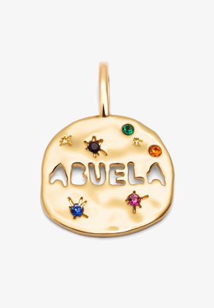 Gouden hanger met het woord "ABUELA", versierd met kleurrijke edelstenen in blauw, groen, oranje en roze, op een gestructureerd oppervlak.