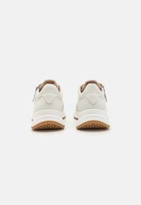 Weiße Leder-Sneaker mit strukturiertem Fußbett, ausgestattet mit einem Reißverschlussakzent auf der Rückseite und einem gepolsterten Innenraum für zusätzlichen Komfort.