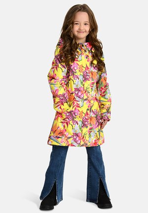 Felgeel regenjas met bloemmotieven in roze en paars, lange mouwen en een capuchon; gecombineerd met wijde blauwe jeans en zwarte laarzen.