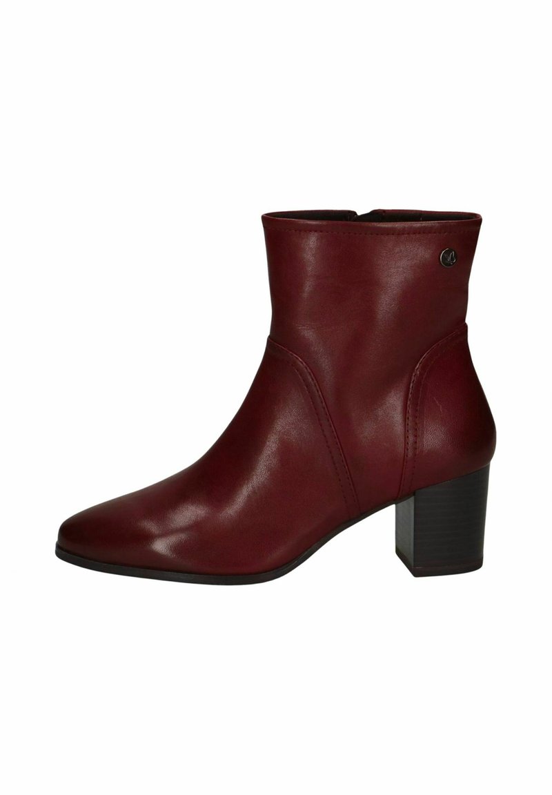 Botas de cuero burdeos hasta el tobillo, con punta afilada, tacón cuadrado de altura media, detalles en las costuras laterales y un pequeño logotipo en uno de los lados.