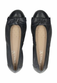 Černé kožené baleríny s texturovaným povrchem, kulatou špičkou a uzlovou mašlí vpředu. Lehce polstrovaná stélka s perforacemi.