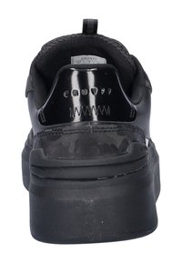 Zwarte sneaker met een glanzende textuur, voorzien van een gevoerde kraag, een kenmerkend logo op de hiel en een camouflagepatroon op de zijkant.