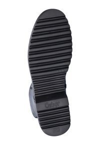 Zwarte rubberen schoenzool met diepe horizontale groeven, merknaam "Gabor", maat 5 markering en label "Made in Portugal".