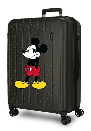 Maleta rígida negra con cuatro ruedas, que presenta un gran gráfico de Mickey Mouse con pantalones cortos rojos y zapatos amarillos en el frente.