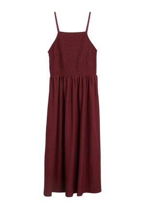 Mouwloze bordeaux midi-jurk met dunne schouderbandjes, een getextureerd aansluitend lijfje en een geplooide, vloeiende rok.