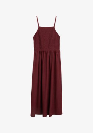 Mouwloze bordeaux midi-jurk met dunne schouderbandjes, een getextureerd aansluitend lijfje en een geplooide, vloeiende rok.
