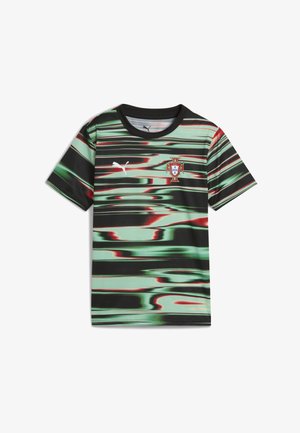 Tricou sport Puma cu un model de valuri în culorile negru, verde și roșu. Include un emblema a Portugaliei pe partea stângă a pieptului și un guler rotund.