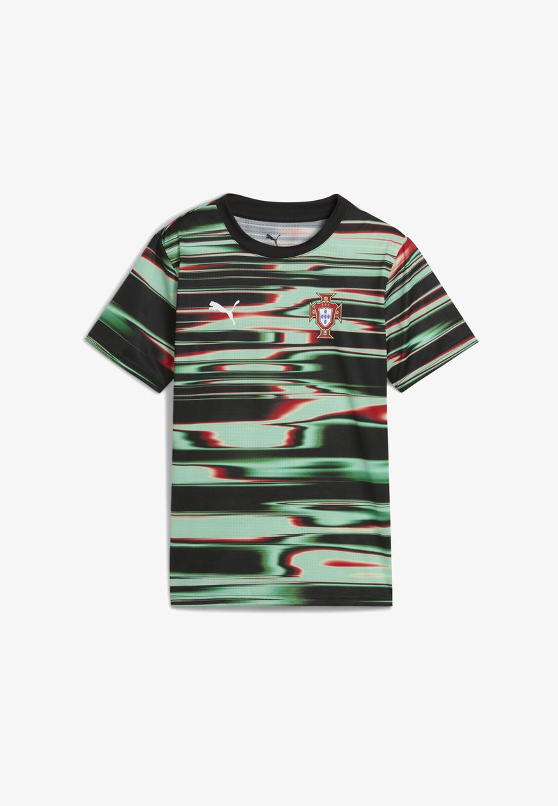 Puma sporto marškiniai su juoda, žalia ir raudona bangų rašalo raštu. Kairėje krūtinėje yra Portugalijos herbas, o marškiniai turi apvalų iškirpimą.