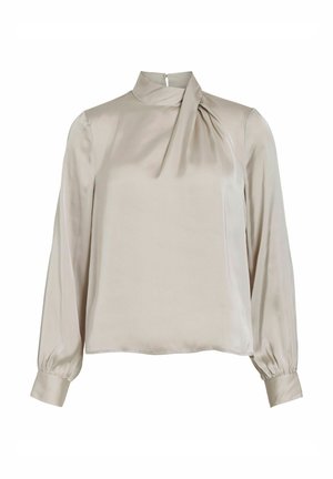 Beige satinblus med långa ärmar, hög krage och plisserad detalj vid axeln. Har en något lös passform och resår i ärmsluten.