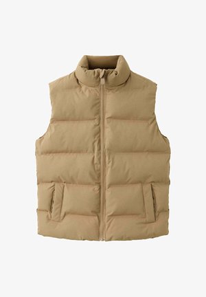Beige gewatteerd mouwloos vest met hoge kraag, rits aan de voorkant en twee voorzakken op een witte achtergrond.