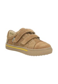 Chaussures en suède beige avec deux bandes Velcro, semelle en caoutchouc, bande jaune accentuée, renforcements à l'avant, et détails de couture contrastants. Design arrondi.