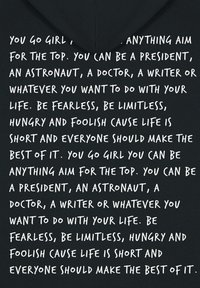 Felpa nera con cappuccio caratterizzata da testo bianco scritto a mano con frasi motivazionali riguardanti ambizione e inseguimento dei sogni. Tessuto morbido, design casual.