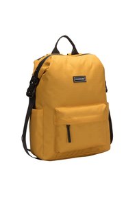 Zaino giallo realizzato in tessuto resistente con una texture liscia. Presenta una maniglia superiore, spallacci regolabili e una tasca frontale con zip.