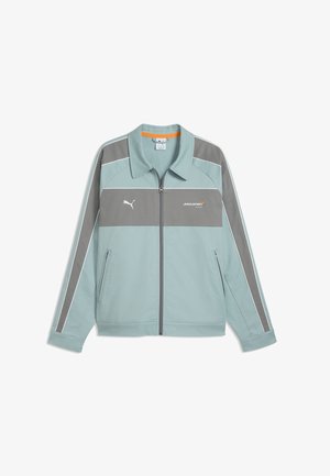 Jasnoniebieska i szara kurtka sportowa na suwak z logo Puma i McLaren Racing, długie rękawy i zapinane na zamek kieszenie boczne.