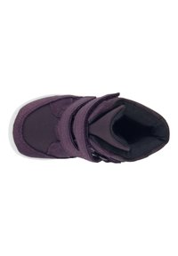 Sneaker viola con materiali in suede e tessuto, dotata di due cinturini in velcro regolabili, un interno imbottito e una suola in gomma bianca.