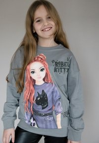 Felpa grigia con una stampa grafica di una ragazza dai lunghi capelli rossi e un gatto nero, impreziosita dal testo "Rebel Kitty" e da un dettaglio a cintura.