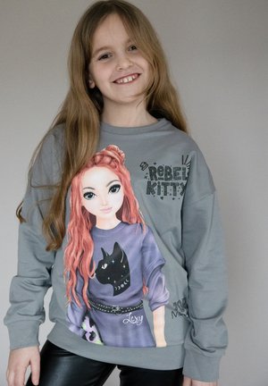 Grauer Sweatshirt mit einem grafischen Aufdruck eines Mädchens mit langen roten Haaren und einer schwarzen Katze, akzentuiert mit dem Text "Rebel Kitty" und einem Gürteldetail.