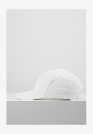 Hvid baseballkasket med en buet skygge, struktureret krone og ventilationshuller. Glat tekstur, ingen synlige mønstre eller logoer.