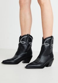 MADDIC - Cowboy/biker ankle boot - black