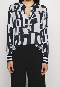 Emily van den Bergh Bluzka