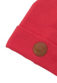 Czerwona dziana czapka beanie z zagiętym mankietem, wyposażona w okrągłą brązową skórzaną łatę z wytłoczonym wzorem dla dodatkowego detalu.