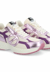 Sneakers met crèmekleurig gaas bovenwerk, metallic roze accenten, paarse strepen en een getextureerde witte zool; met logo op de tong en ronde details.