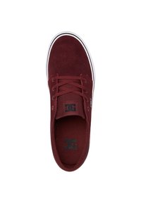 Burgunderfärgad mockasneaker med rund tå, vit gummisula och matchande snören. Har en logotyp på tungan och en texturerad innersula.