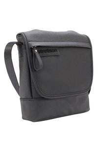 Borsa a tracolla nera con superficie texturizzata, patta superiore, tasca frontale con zip e fondo liscio a contrasto. Dotata di una robusta tracolla.