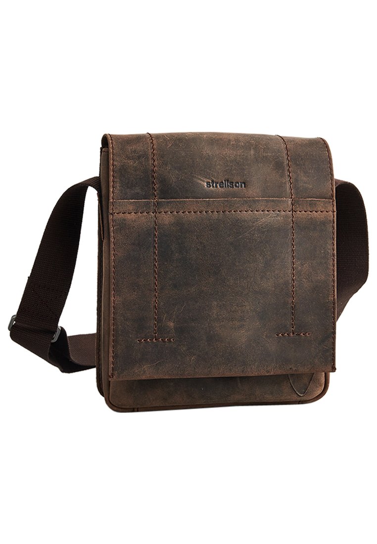 Borsa a tracolla in pelle marrone con chiusura a pattina, tracolla in tessuto regolabile, dettagli di cucitura visibili e logo impresso sul davanti.