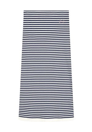 Dryžuota medvilninė sijonas, turintis tamsiai mėlynas ir baltas horizontalias juosteles, raukšlėtą tekstūrą ir baltą apykaklę su mažo logotipo akcentu kampe.