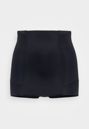 Augstākās jostas melnas formas veidošanas šorti, kas izgatavoti no gludas, elastīgas auduma ar bezšuvju dizainu un izliektiem sānu paneļiem komfortam.