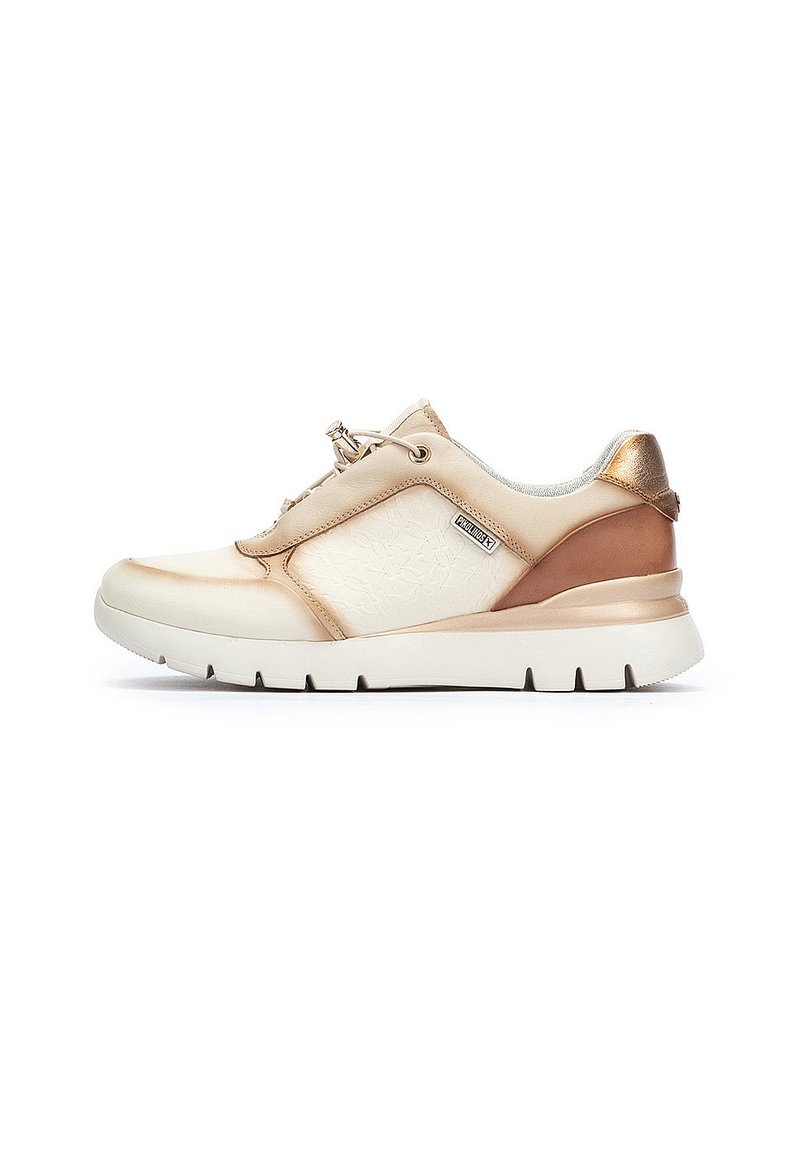 Zapatillas deportivas beige y bronce con un diseño texturizado, cordones delanteros, collar acolchado y una suela blanca con acolchado y ranuras de tracción.