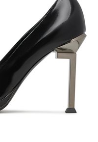 Décolleté in vernice nera con tacco metallico geometrico. Il tacco presenta una base quadrata e un design angolare, che ne esalta l'appeal moderno.