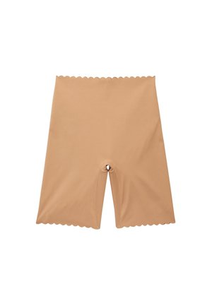 Shorts sculptants beiges sans couture à taille haute avec bords festonnés, conçus pour lisser et soutenir.