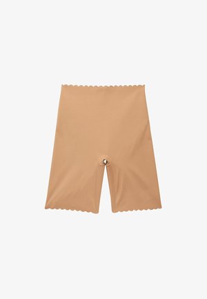 Shorts sculptants beiges sans couture à taille haute avec bords festonnés, conçus pour lisser et soutenir.